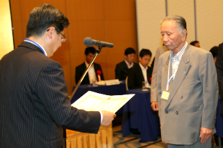 井納一雄氏