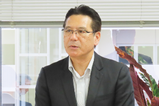 山岡利安 委員長